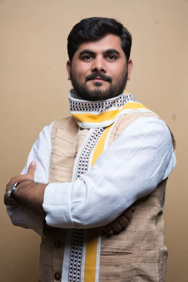 बांहें मोड़कर खड़े हुए औपचारिक व्यक्तिचित्र।
