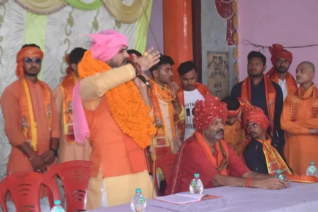 सजे हुए सामुदायिक मंच पर एक-दूसरे का स्वागत करते प्रतिभागी।