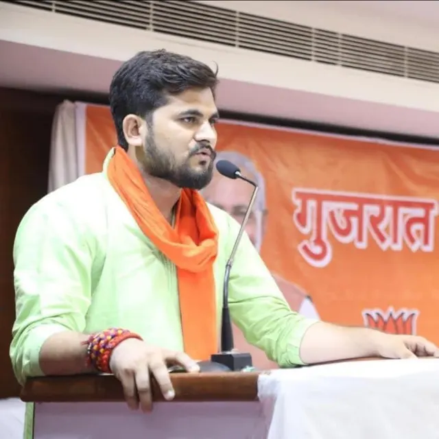 मंच से सभा को संबोधित करते वक्ता।