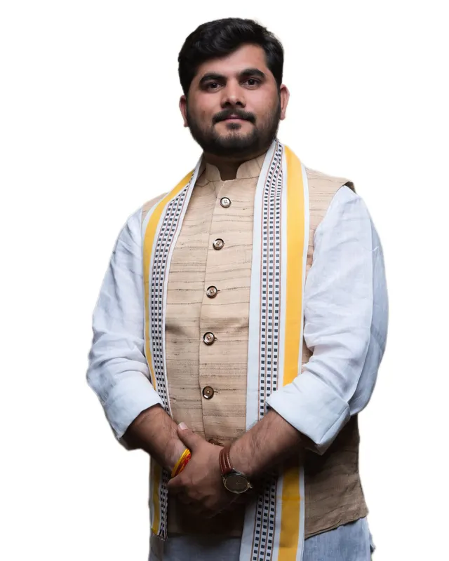 सामने हाथ जोड़कर खड़े हुए औपचारिक व्यक्तिचित्र।