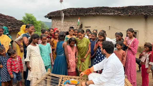 मऊ-मानिकपुर विधानसभा 237 के वनवासी क्षेत्र में जनजातीय समाज की बहनों के साथ रक्षाबंधन कार्यक्रम।