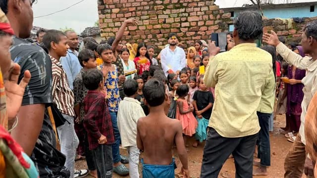 मऊ-मानिकपुर विधानसभा 237 के वनवासी क्षेत्र में जनजातीय समाज की बहनों के साथ रक्षाबंधन कार्यक्रम।