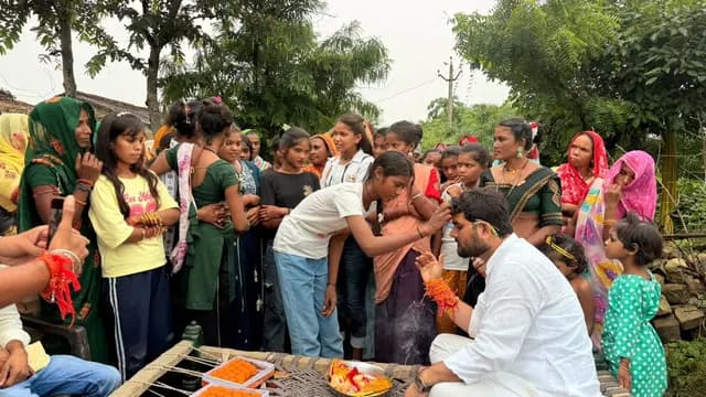 मऊ-मानिकपुर विधानसभा 237 के वनवासी क्षेत्र में जनजातीय समाज की बहनों के साथ रक्षाबंधन कार्यक्रम।