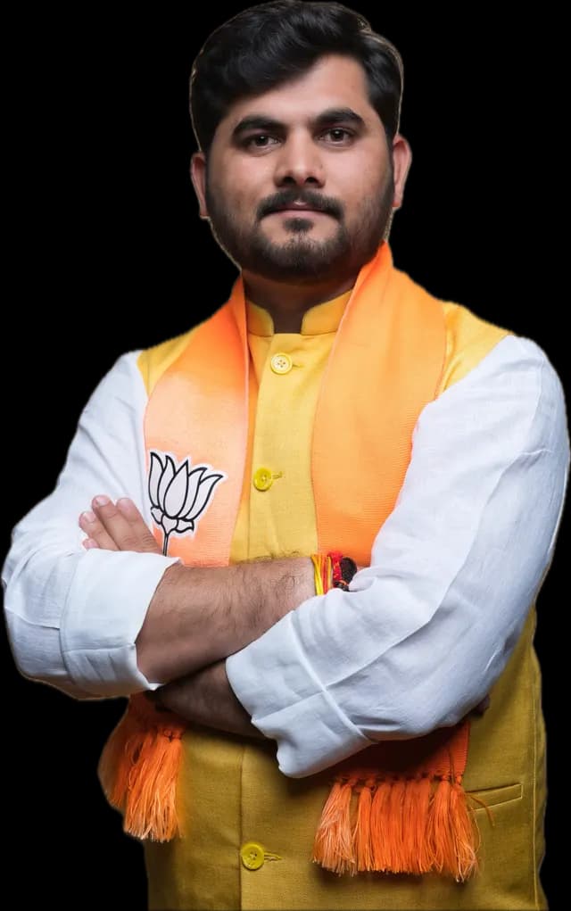 भगवा सदरी में बांहें मोड़कर खड़े हुए व्यक्तिचित्र।
