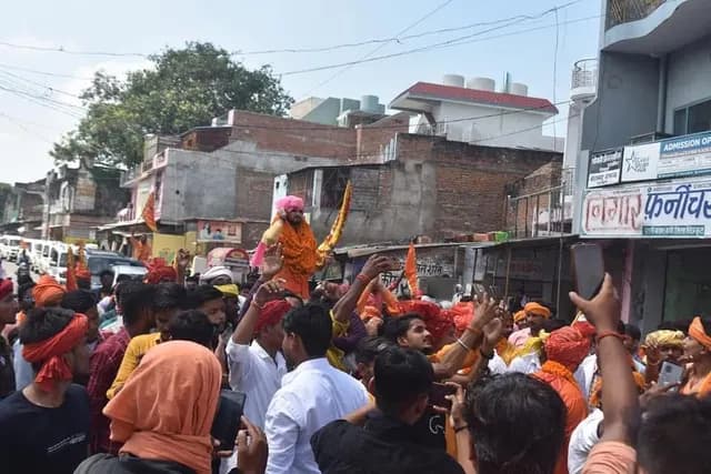 सड़क पर लोगों और ध्वजों के साथ सभा।