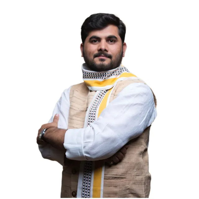 हल्की भूरी सदरी और डिज़ाइन वाले अंगवस्त्र में औपचारिक व्यक्तिचित्र।
