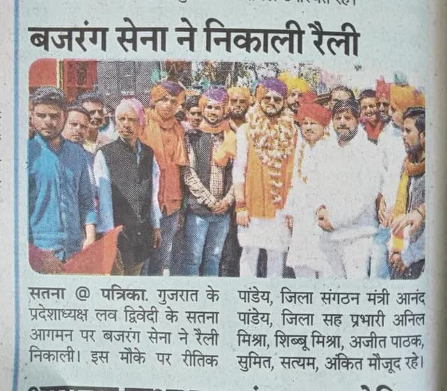 सामुदायिक रैली की समूह तस्वीर सहित समाचार रिपोर्ट।