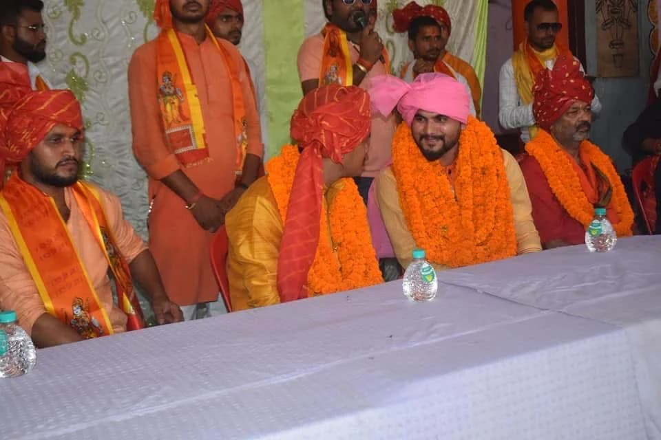 सजी हुई कार्यक्रम मेज़ पर साथ बैठे प्रतिभागी।