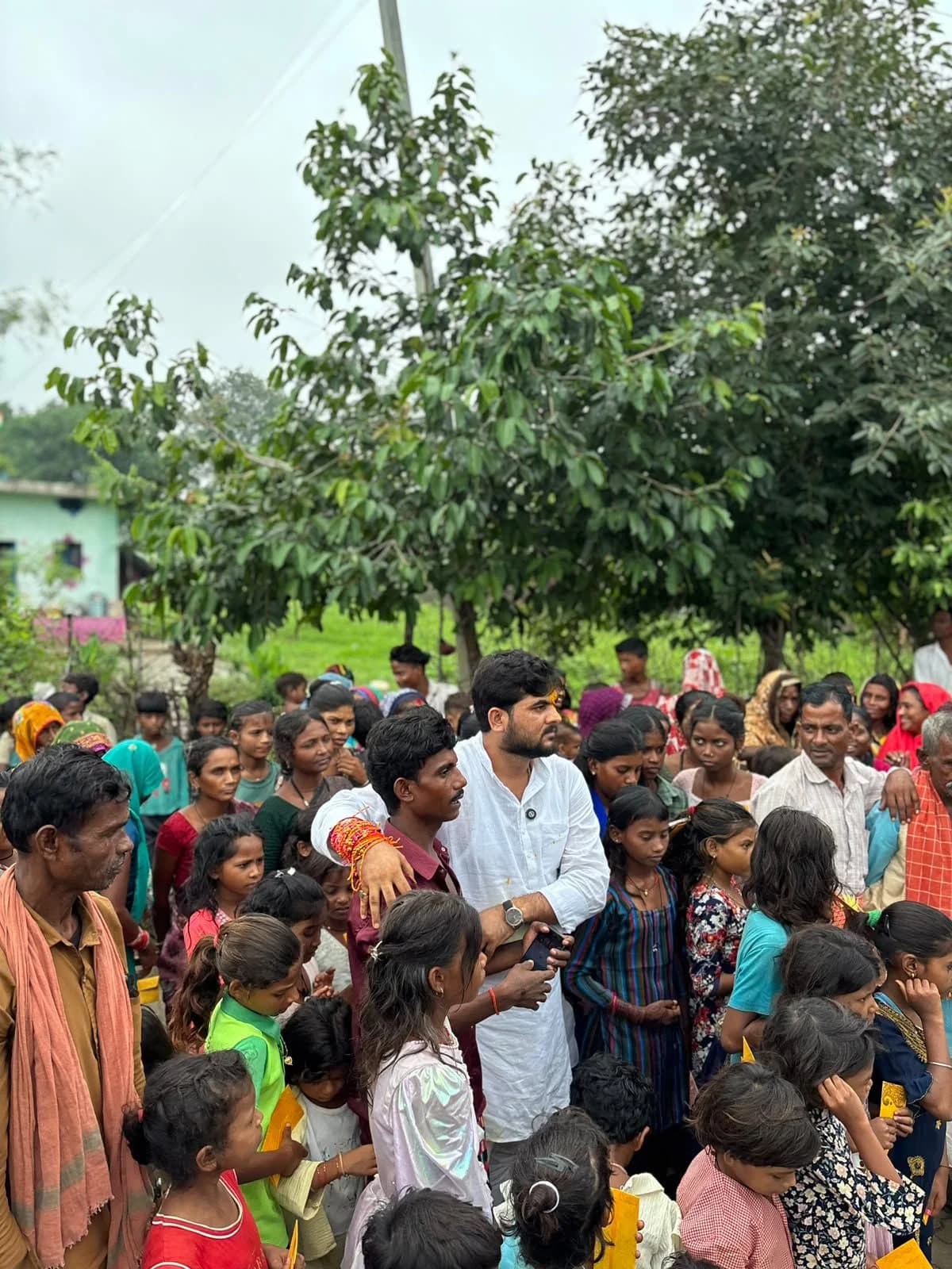 मऊ-मानिकपुर विधानसभा 237 के वनवासी क्षेत्र में जनजातीय समाज की बहनों के साथ रक्षाबंधन कार्यक्रम।