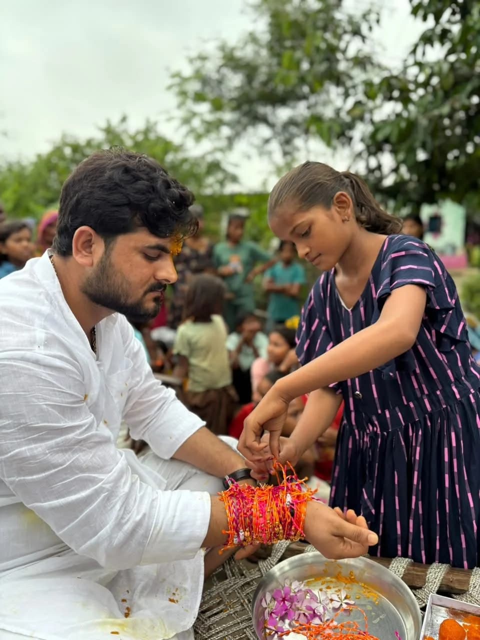 मऊ-मानिकपुर विधानसभा 237 के वनवासी क्षेत्र में जनजातीय समाज की बहनों के साथ रक्षाबंधन कार्यक्रम।