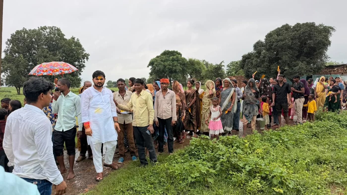 मऊ-मानिकपुर विधानसभा 237 के वनवासी क्षेत्र में जनजातीय समाज की बहनों के साथ रक्षाबंधन कार्यक्रम।