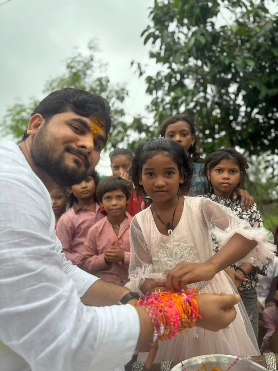 मऊ-मानिकपुर विधानसभा 237 के वनवासी क्षेत्र में जनजातीय समाज की बहनों के साथ रक्षाबंधन कार्यक्रम।